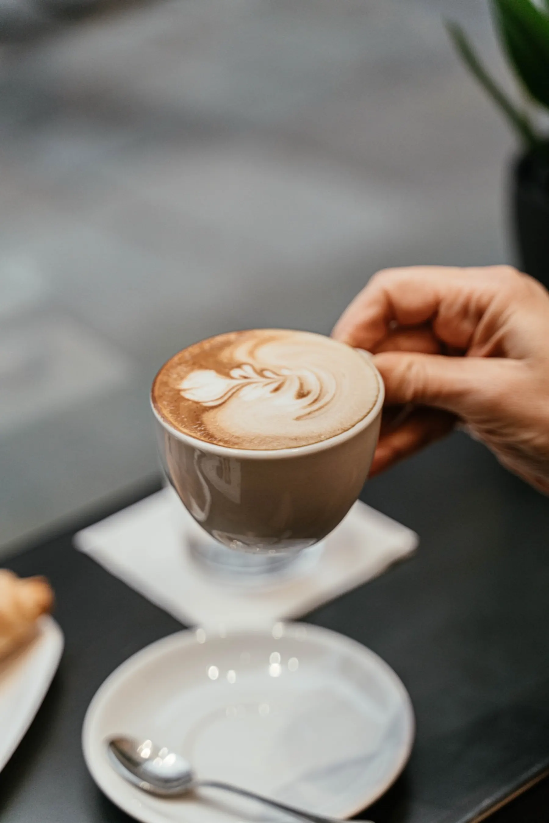 Un cappuccino al tavolino