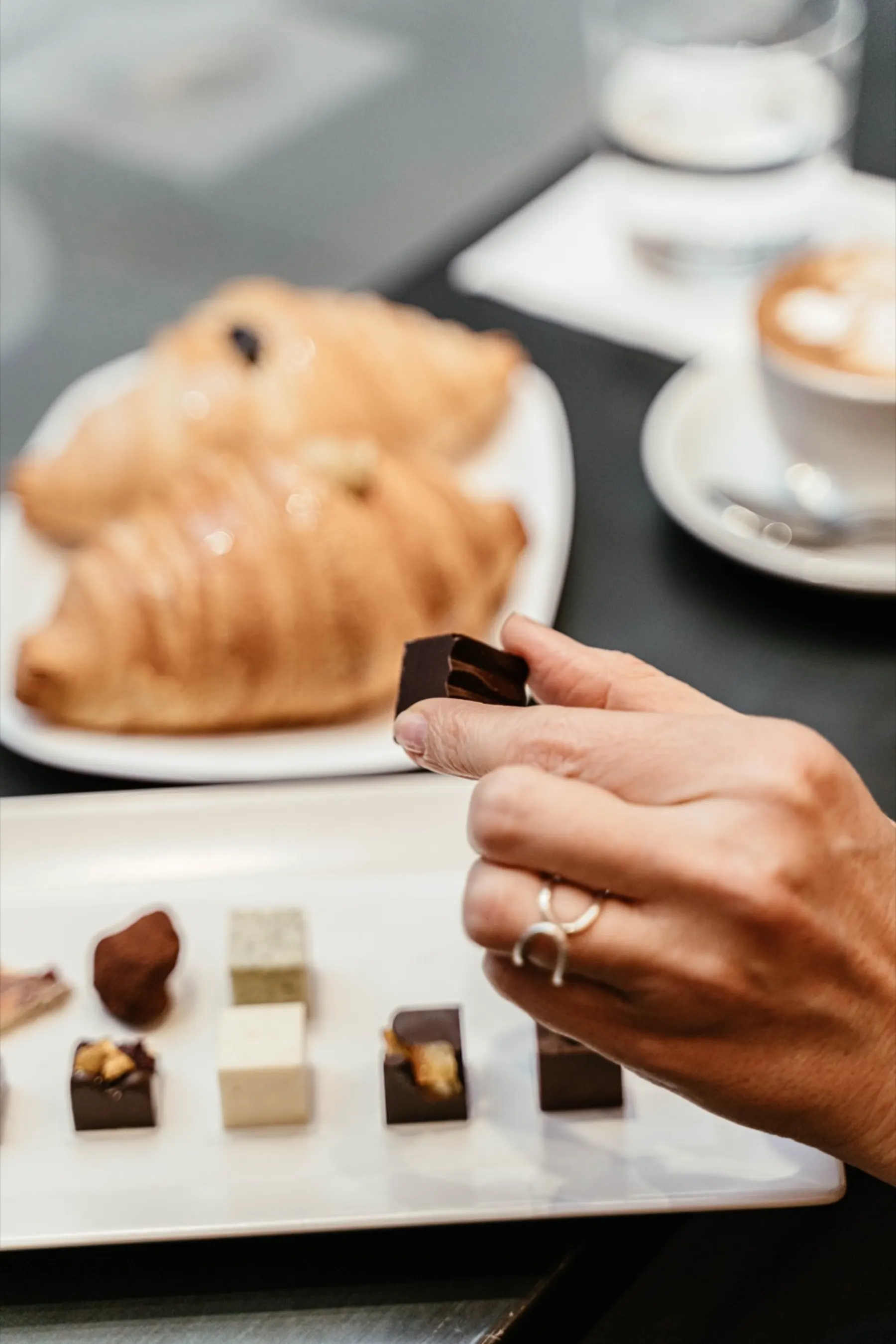 Cornetti e praline a colazione